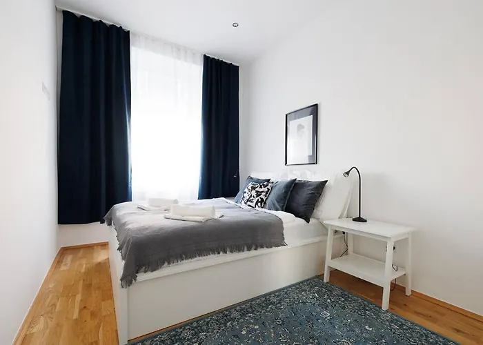 Modern Near Center - 2br, Netflix Apartman