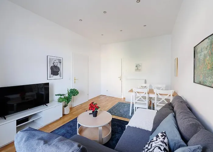 Modern Near Center - 2br, Netflix Apartman