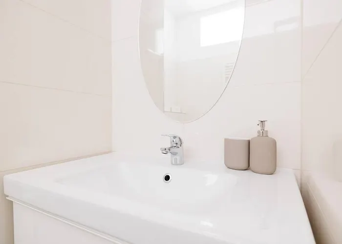 Modern Near Center - 2br, Netflix *