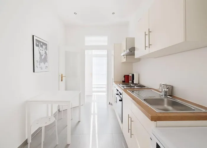 Modern Near Center - 2br, Netflix Apartman