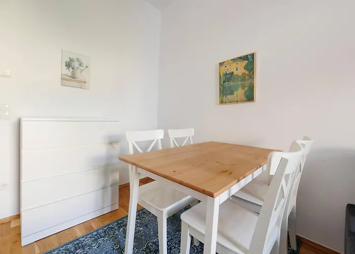 Modern Near Center - 2br, Netflix