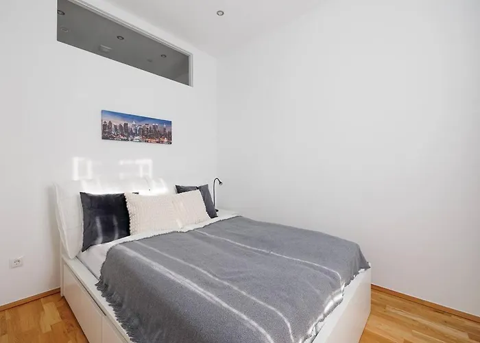 Modern Near Center - 2br, Netflix Apartman