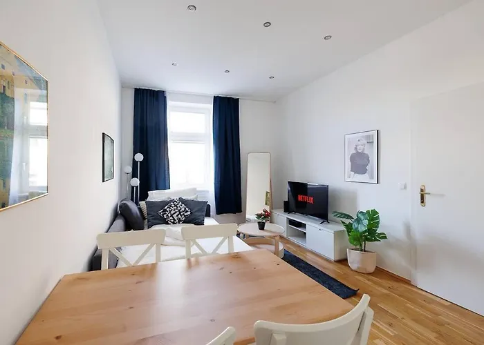 Modern Near Center - 2br, Netflix