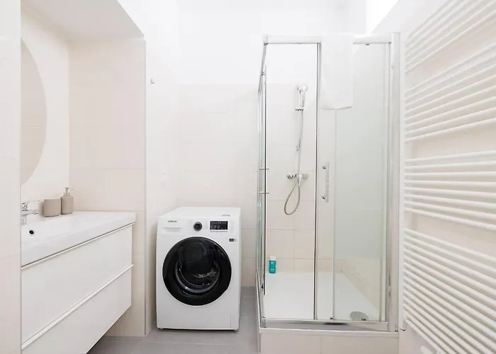 Modern Near Center - 2br, Netflix *
